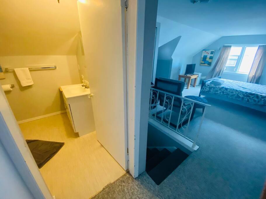 Artistic Apartment Near Downtown Victoria Luaran gambar