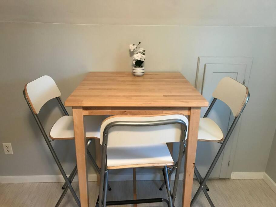 Artistic Apartment Near Downtown Victoria Luaran gambar