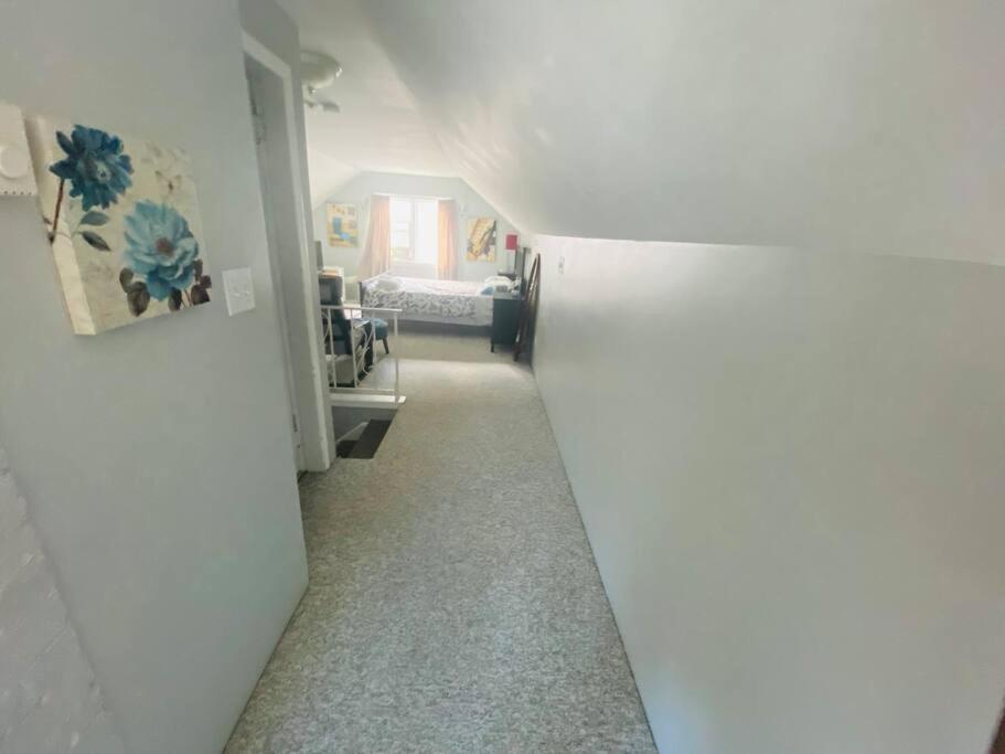 Artistic Apartment Near Downtown Victoria Luaran gambar