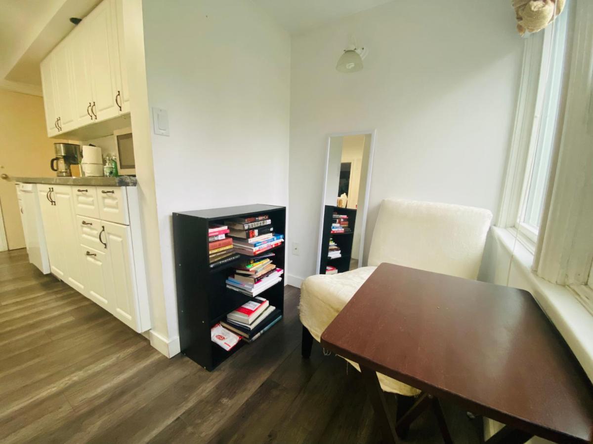 Artistic Apartment Near Downtown Victoria Luaran gambar
