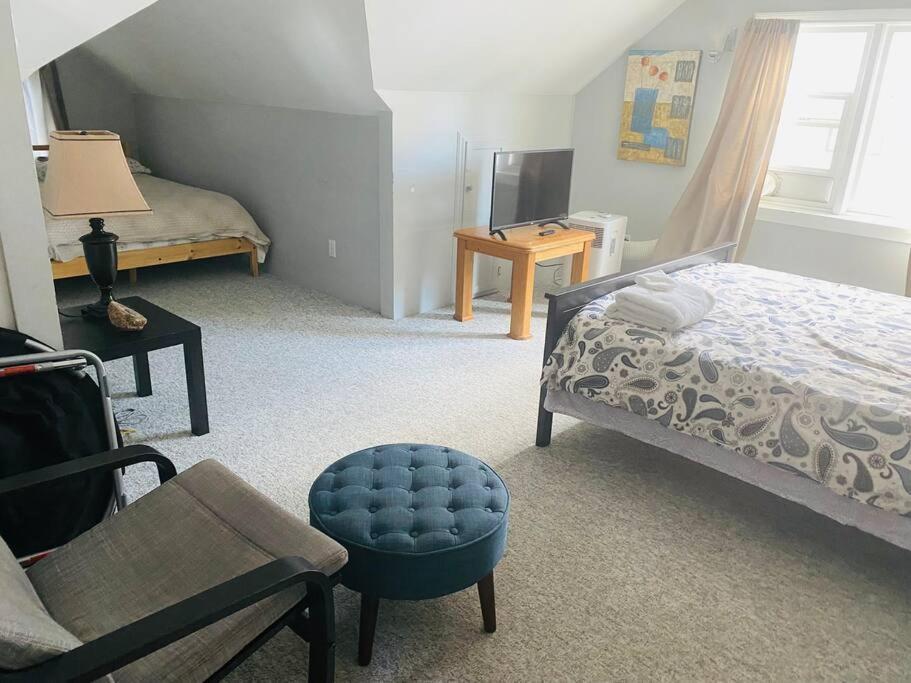 Artistic Apartment Near Downtown Victoria Luaran gambar