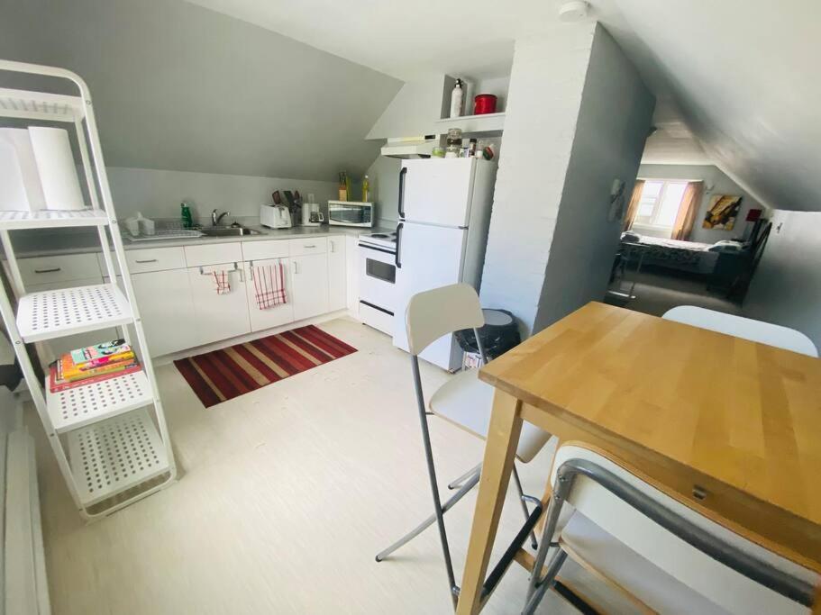 Artistic Apartment Near Downtown Victoria Luaran gambar