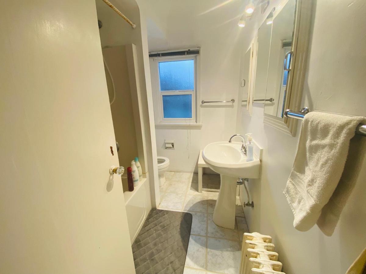 Artistic Apartment Near Downtown Victoria Luaran gambar