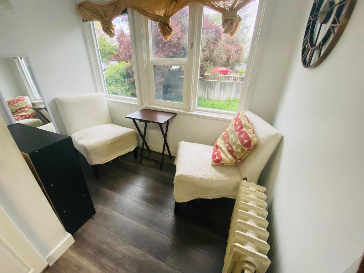 Artistic Apartment Near Downtown Victoria Luaran gambar