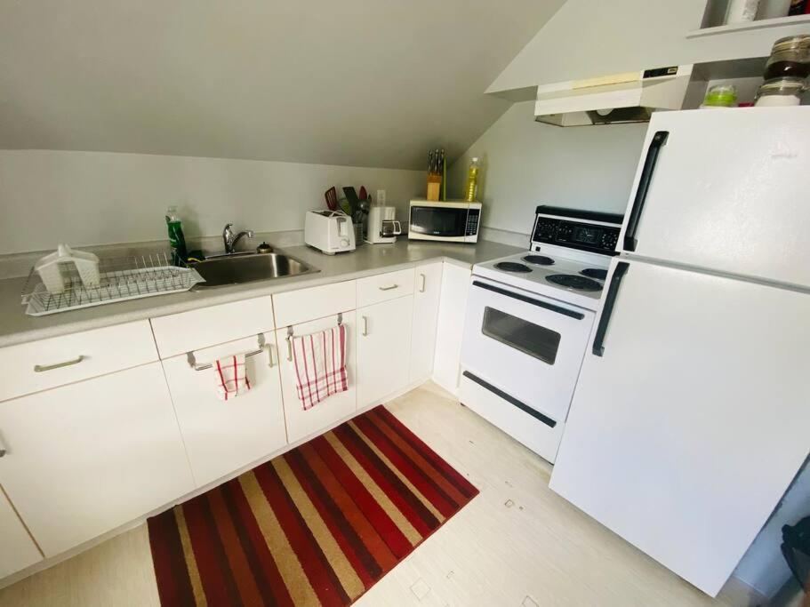 Artistic Apartment Near Downtown Victoria Luaran gambar
