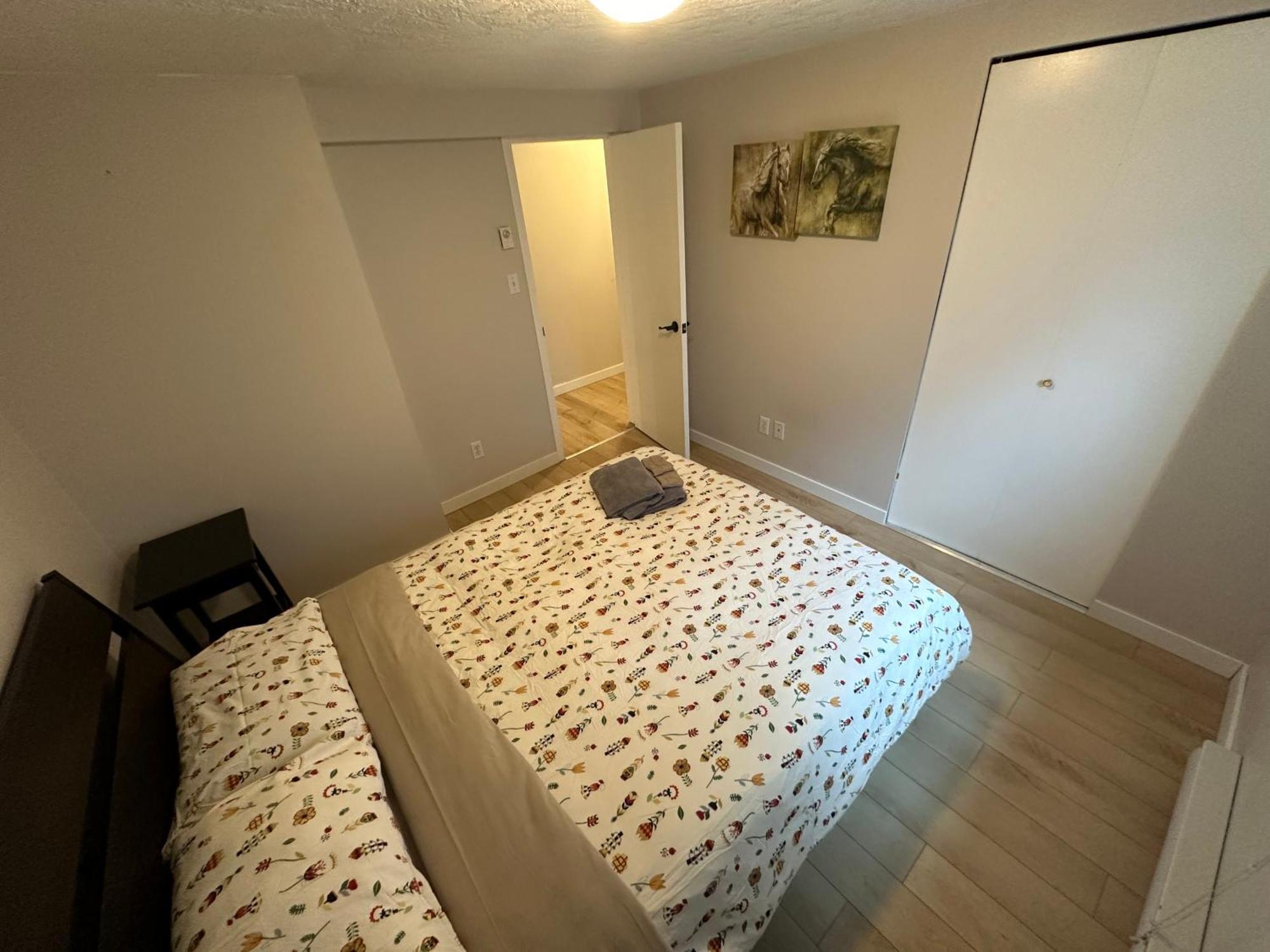 Artistic Apartment Near Downtown Victoria Luaran gambar