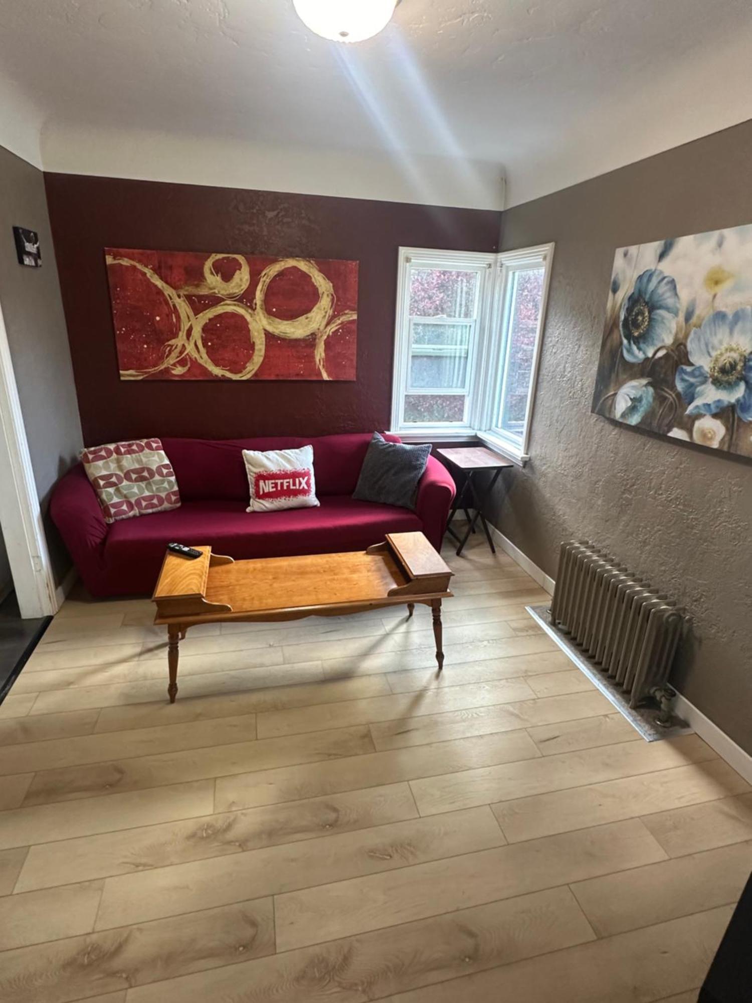 Artistic Apartment Near Downtown Victoria Luaran gambar
