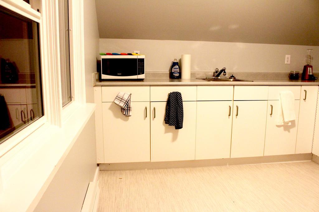 Artistic Apartment Near Downtown Victoria Luaran gambar