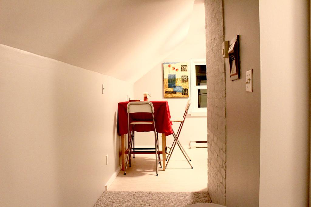 Artistic Apartment Near Downtown Victoria Luaran gambar
