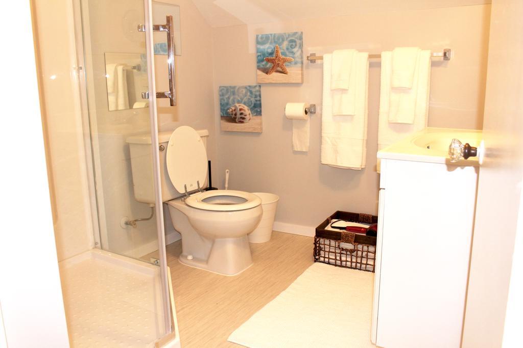 Artistic Apartment Near Downtown Victoria Luaran gambar